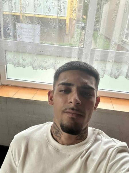 Sex seznamka, On hled jeho - Hledm kamarda nebo otroka, 18 let, Karvin