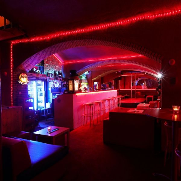 Erotick� slu�by, Pr�ce v erotice - 5000 K� na ruku + bydlen� zdarma, Praha