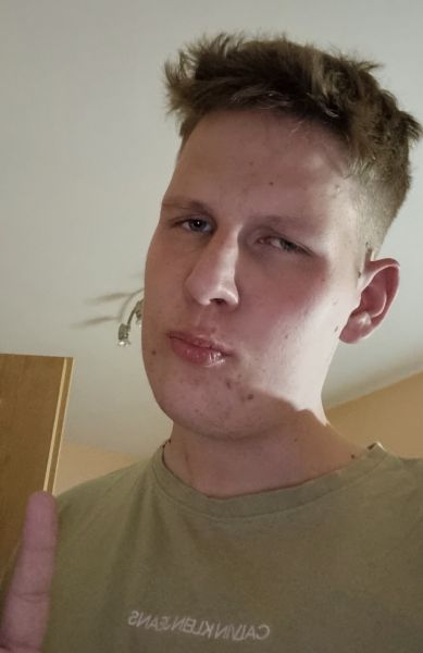 Sex seznamka, On hled� jeho - Ahoj hled�m kluka/p�na na sex, 19 let, �esk� Bud�jovice