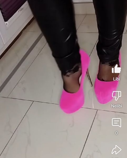 Sex seznamka, Ona hled jeho - Sm mi pispt na nov botiky a udlat mi radost., Cel R